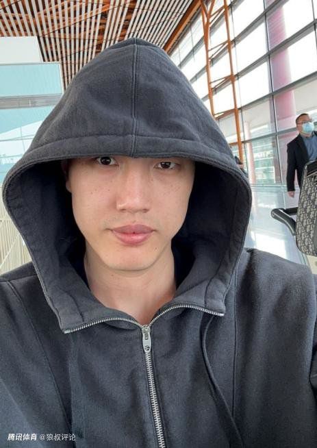 第二条是：美国著名华裔风水大师赖清华亲口承认，他时至今日身体依旧健硕硬朗的原因，是因为服用了一款名为回春丹的东方神秘丹药，据说这种药能让人延寿十到二十年，现在不少华裔富豪都蠢蠢欲动，连带着一些美国本土富豪也将信将疑。